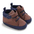 Détail de chaussures de marche pour bébé marron et bleu marine avec semelles souples - Brun & Jaune