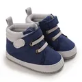 Vue détaillée des chaussures montantes en toile bleu marine avec semelles souples - Bleu
