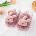 Detailweergave van schattige roze pluche babyschoentjes met 3D-konijn en fleecevoering. - Konijn Roze