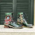 Vista laterale di stivaletti in pelle vintage con patchwork floreale e tacco largo in legno - 36 / Verde