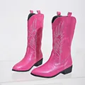 Vue détaillée de bottes de cowboy fuchsia avec broderie blanche et talon bloc - Rose rouge