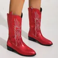 Détail de bottes western rouges métallisées avec broderie flamme blanche et petit talon. - Rouge