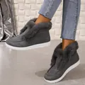 Detalle de botas de nieve bajas de ante gris con forro cálido de suave piel sintética. - Gris