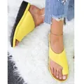 Detailansicht von gelben Keilsandalen mit Zehenschlaufendesign und Plateau für Damen - Gelb