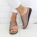 Stilvolle taupefarbene Keilsandaletten für Damen mit bequemem Zehenschlaufen-Design - Khaki