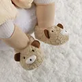 Vista detallada del lindo diseño de oso de peluche en estos zapatos de bebé suave - Caqui