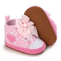 Detailansicht der rosa Leoparden Babyschuhe mit großer Schleife und weicher Sohle - Innenlänge 11cm / Rosa
