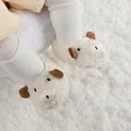 Primer plano de adorables botas de paseo para bebé con forma de oveja en forro polar. - Blanco