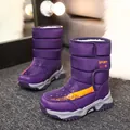 Stivali da neve viola per bambine con calda fodera in pelliccia e accenti arancio. - Viola