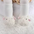 Vue détaillée de adorables bottes de bébé en peluche blanche en forme d'agneau - Blanc
