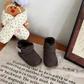 Vue détaillée de bottes de neige pour bébés marron foncé avec doublure en peluche - Taille 15 / Longueur Intérieure 11.5cm / Café