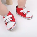 Vista detallada de zapatos suaves para bebé en rojo y blanco para niños pequeños - Rojo