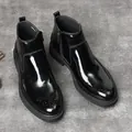 Bottines Chelsea noires vernies pour hommes avec détails brogues wingtip élégants. - Noir