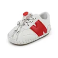 Vista de detalle de zapato infantil blanco con logo N rojo y cordones de ajuste rápido. - Rojo