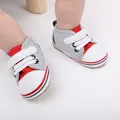 Detalle de los zapatos de suela blanda grises y rojos para bebés de 0 a 1 año - Gris