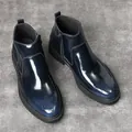 Bottines Chelsea Brogue homme en cuir brillant bleu marine avec bout fleuri - Bleu saphir