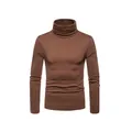 Vista frontale dettagliata di un maglione da uomo a collo alto marrone aderente - Taglia M / Top / Caffè