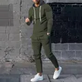 Volledig zicht op heren olijfgroen slim fit trainingspak met capuchon en trekkoord - Legergroen