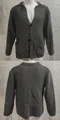 Vista detallada delantera y trasera de una chaqueta de punto gris oscuro con solapas para hombre - Gris