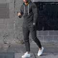 Volledig zicht op het donkergrijze trainingspak voor heren met capuchon en witte koorden. - donkergrijs