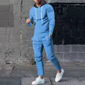 Lichtblauw heren trainingspak met hoodie en broek, casual set in een stedelijke omgeving. - Lichtblauw