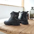 Klassische schwarze Kinder-Martin-Boots mit Metallkette und Schnalle auf Holz - 26 / Schwarz (Fleece-Gefüttert Warm)
