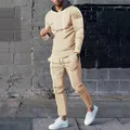 Detailopname van beige heren sportset met hoodie en bijpassende joggingbroek - Khaki