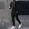 Trendy zwart heren sportset inclusief een hoodie en een slim-fit joggingbroek - Zwart