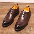 Zapatos clásicos de hombre en cuero marrón con punta afilada y diseño de cordones - Marrón