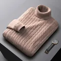 Detailansicht eines beigen Herren-Rollkragenpullovers mit Zopfmuster, gefaltet - Hellbeige