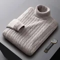 Vista dettagliata di un maglione a collo alto grigio chiaro a trecce da uomo di lusso - Taglia M / Top / Beige