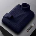 Nahaufnahme eines dunkelblauen Herren-Rollkragenpullovers mit Zopfmuster-Details. - Marineblau