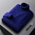 Detailansicht der hochwertigen Zopfmuster-Struktur an einem soliden blauen Herren-Rollkragenpullover - Saphirblau
