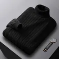Detailansicht des schwarzen Strickpullovers mit Rollkragen und Uhren-Accessoire - Schwarz