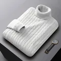 Vista dettagliata della trama a treccia di un maglione a collo alto grigio da uomo - Taglia M / Top / Bianco