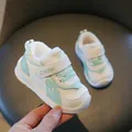 Minzgrüne und weiße, fleecegefütterte Babylauflernschuhe aus Leder - Mintgrün
