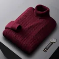 Klassischer weinroter Herren-Rollkragenpullover mit Zopfmuster aus weichem Strickgewebe - Burgunderrot