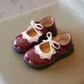 Zapatos Mary Jane para niña en charol granate con borde de encaje blanco y lazo elegante - Burdeos