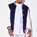 Detail einer dunkelblau-weißen Baseballjacke für Herren mit Stehkragen im Retro-Stil. - Marineblau
