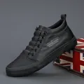 Scarpa casual da uomo nera in ecopelle opaca con suola a costine e design alla moda. - tutto nero