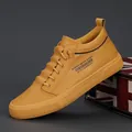 Scarpe casual gialle da uomo con lacci elastici e stampa slogan alla moda di qualità - Curcuma