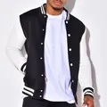Detail einer schwarz-weißen Herren-Collegejacke mit Druckknöpfen und Streifen - Schwarz und Weiß