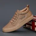Sneakers casual da uomo alte marroni di tendenza in pelle testurizzata. - Cammello