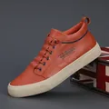 Sneakers casual da uomo alte arancioni con suola piatta color crema e finitura in ecopelle - rosso mattone