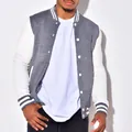 Detailaufnahme einer grau-weißen Herren-Collegejacke mit gestreiften Rippbündchen. - S / Oberteile / Grau und Weiß