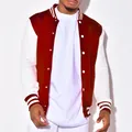 Detailansicht einer burgunderroten und weißen Herren Varsity-Jacke mit gestreiften Bündchen. - Weinrot