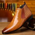 Eleganti stivaletti Chelsea uomo color cuoio con trama coccodrillo e punta quadrata - 40 / Cammello Pietra