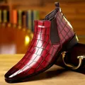 Stivaletti Chelsea da uomo rossi con motivo a coccodrillo, punta quadrata ed elastici - 40 / Rosso Vino Pietra
