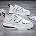 Zapatillas de hombre blancas con detalles en negro y suela gruesa con cámara de aire. - 40 / Zapatillas con Cojín de Aire Fashion (1677) / Blanco Negro