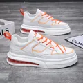 Zapatillas blancas de moda para hombre con amortiguación de aire y detalles en naranja - 38 / Zapatillas con Cojín de Aire Fashion (1677) / Blanco y Naranja